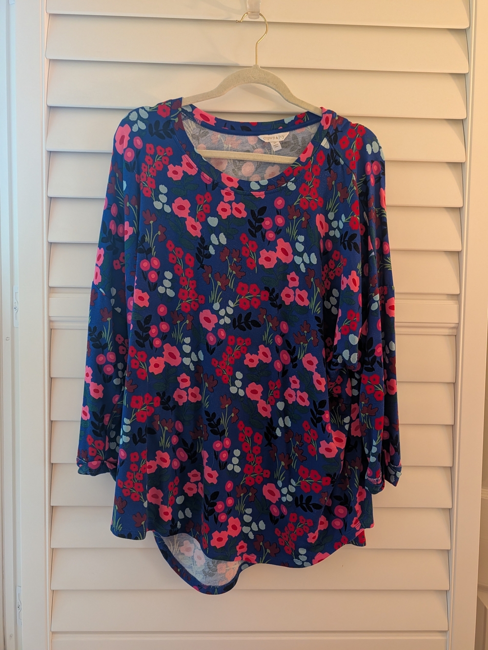 crown & ivy Blue Floral Scoop Neck Long Sleeve Top